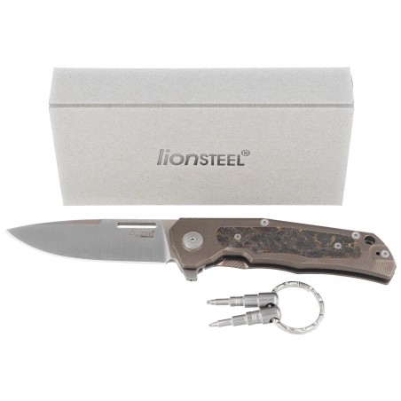 Nóż składany LionSteel Q4ttro Bronze Titanium/Fat Carbon, Satin MagnaCut by Molletta (Q4 BR)
