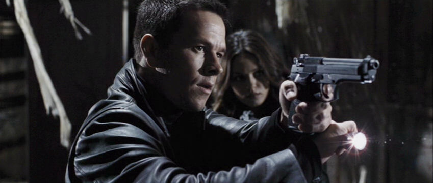 Mark Wahlberg aims a Beretta 92FS, using a Harries Technique to hold his flashlight, as Max Payne in Max Payne (2008). imfdb.org – Miedzynarodowa baza danych o broni w filmach